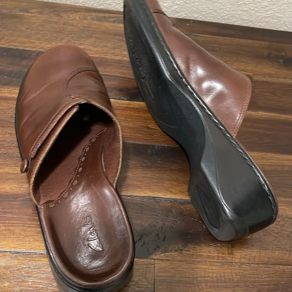 Clarks Studded Heeled Clogs Mule Shoes Brown leather size 8.5 - Picture 13 of 13